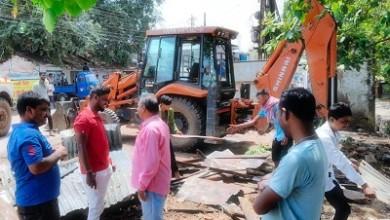 सड़क किनारे पर अवैध अतिक्रमण 10 से अधिक ठेले खोमचे पर चला निगम का बुलडोजर...