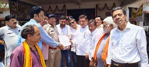 राष्ट्रीय सर्व ब्राह्मण समाज द्वारा कलेक्टर ऑफिस में विरोध प्रदर्शन, एवं एफ आई आर दर्ज करवाई गई... 1 राष्ट्रीय सर्व ब्राह्मण समाज द्वारा कलेक्टर ऑफिस में विरोध प्रदर्शन, एवं एफ आई आर दर्ज करवाई गई...