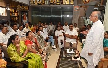 25 अप्रैल से प्रारंभ होने वाली संविधान बचाओ यात्रा के संबंध में प्रदेश के पूर्व गृहमंत्री ताम्रध्वज साहू दुर्ग ग्रामीण विधानसभा के कांग्रेस कार्यकर्ताओं की ली बैठ...