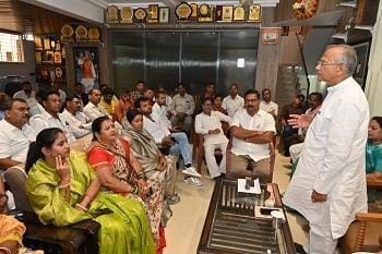 25 अप्रैल से प्रारंभ होने वाली संविधान बचाओ यात्रा के संबंध में प्रदेश के पूर्व गृहमंत्री ताम्रध्वज साहू दुर्ग ग्रामीण विधानसभा के कांग्रेस कार्यकर्ताओं की ली बैठ...