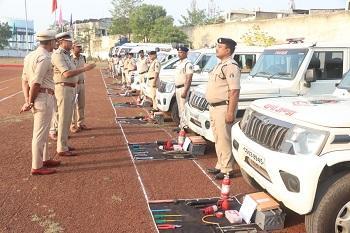 वरिष्ठ पुलिस अधीक्षक, दुर्ग विजय अग्रवाल, भापुसे व्दारा लिया गया जनरल परेड, पुलिस स्टाफ को किया गया पुरस्कृत... 1 वरिष्ठ पुलिस अधीक्षक, दुर्ग विजय अग्रवाल, भापुसे व्दारा लिया गया जनरल परेड, पुलिस स्टाफ को किया गया पुरस्कृत...