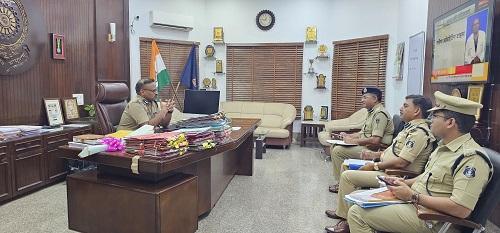 पुलिस महानिरीक्षक दुर्ग रेंज ने ली रेंज के पुलिस अधीक्षकों की बैठक, अपराध नियंत्रण, नागरिकों की सुनवाई और तकनीकी संसाधनों... 1 पुलिस महानिरीक्षक दुर्ग रेंज ने ली रेंज के पुलिस अधीक्षकों की बैठक, अपराध नियंत्रण, नागरिकों की सुनवाई और तकनीकी संसाधनों...