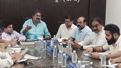 महापौर नीरज पाल की अध्यक्षता में परिषद की बैठक में विभिन्न विकास कार्यो को मंजूरी दी गई...