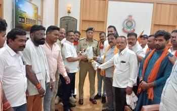 सभापति श्याम शर्मा ने पार्षदो के साथ शहर के नए एसपी विजय अग्रवाल को पुष्पगुच्छ देकर किया अभिनंदन...