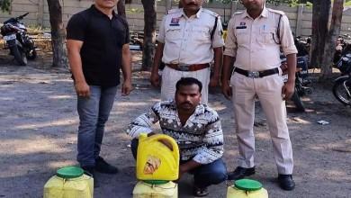 अवैध शराब बेचने की सूचना पर पुलिस ने मारा छापा, आरोपी गिरफ़्तार...