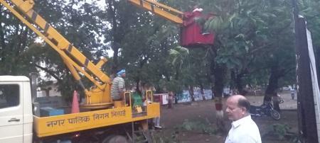 आंधी-पानी से मची तबाही: खुद सड़कों पर उतरे भिलाई महापौर नीरज पाल, राहत कार्यों का लिया जायज़ा... 1 आंधी-पानी से मची तबाही: खुद सड़कों पर उतरे भिलाई महापौर नीरज पाल, राहत कार्यों का लिया जायज़ा...