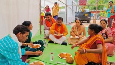 स्वच्छता दीदियों और सफाई कर्मचारियों के साथ बैठकर स्वास्थ्य प्रभारी नीलेश ने भोजन कर मनाया श्रमिक दिवस...
