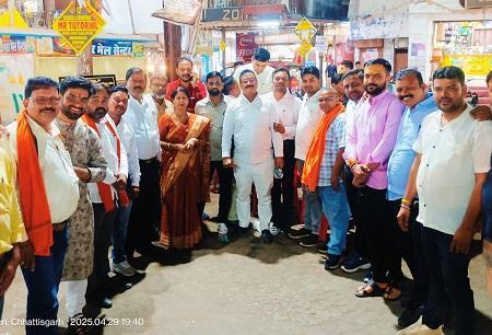 शहर के प्रथम नागरिक मेयर ने इंदिरा मार्केट से श्री शिवम मॉल तक टयूबलर नए पोल में लगी लाइट का किया शुभारंभ... 1 शहर के प्रथम नागरिक मेयर ने इंदिरा मार्केट से श्री शिवम मॉल तक टयूबलर नए पोल में लगी लाइट का किया शुभारंभ...