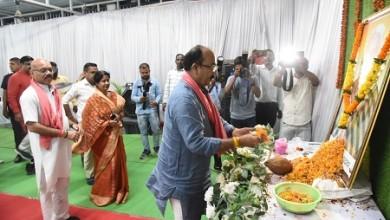 उपमुख्यमंत्री श्री साव, उद्योग मंत्री श्री देवांगन और स्वास्थ्य मंत्री श्री जायसवाल ने स्व. पूर्णिमा चन्द्राकर को दी श्रद्धांजली...