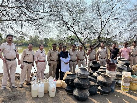 आबकारी विभाग दुर्ग की टीम ने बड़ी मात्रा में जप्त की महुआ शराब एवं लाहन... 1 आबकारी विभाग दुर्ग की टीम ने बड़ी मात्रा में जप्त की महुआ शराब एवं लाहन...