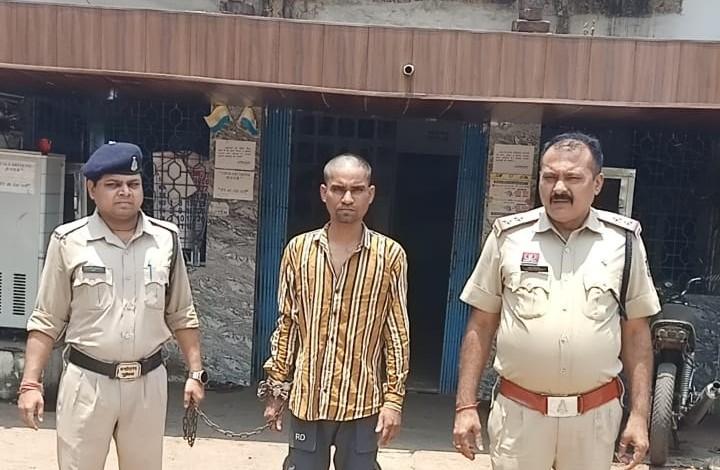 घर में डीजल डालकर आग लगाने का प्रयास करने तथा चाकु लहराकर लोगों को आतंकित करने वाला मास्टर माईण्ड गिरफ्तार 1 घर में डीजल डालकर आग लगाने का प्रयास करने तथा चाकु लहराकर लोगों को आतंकित करने वाला मास्टर माईण्ड गिरफ्तार
