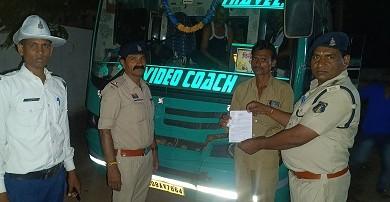 "ऑपरेशन-सुरक्षा" अभियान के तहत यातायात पुलिस दुर्ग द्वारा बराती बस को किया गया जप्त...