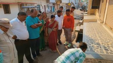 महापौर की चेतावनी; 24 घंटे में नाली से स्लैब एवं सीढ़िया नहीं हटा तो उसे बुलडोजर से तोड़ कर हटाया जाएगा...