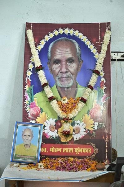 मुख्यमंत्री श्री साय ने स्व. मोहन लाल कुंभकार को दी श्रद्धांजलि...