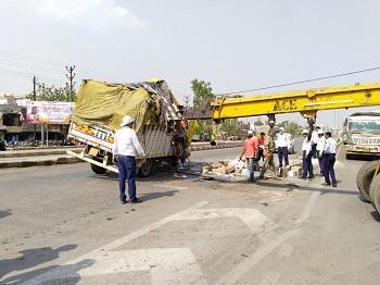यातायात पुलिस दुर्ग द्वारा नेशनल हाईवे में बसंत टाकिज के सामने अनियंत्रित होकर पल्टी माल वाहक वाहन को तत्काल क्रेन की सहायता से हटाया गया... 1 यातायात पुलिस दुर्ग द्वारा नेशनल हाईवे में बसंत टाकिज के सामने अनियंत्रित होकर पल्टी माल वाहक वाहन को तत्काल क्रेन की सहायता से हटाया गया...