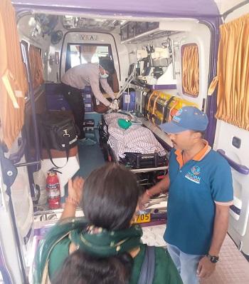 यातायात पुलिस दुर्ग द्वारा गंभीर मरीज के परिजन के निवेदन पर तत्काल ग्रीन कोरिडोर बनाकर रायपुर हॉस्पिटल पहुंचाया गया... 1 यातायात पुलिस दुर्ग द्वारा गंभीर मरीज के परिजन के निवेदन पर तत्काल ग्रीन कोरिडोर बनाकर रायपुर हॉस्पिटल पहुंचाया गया...
