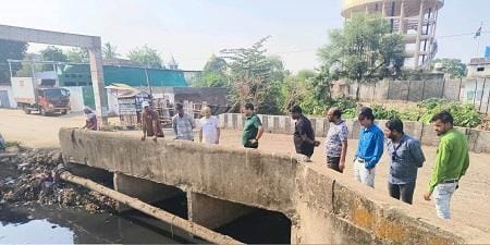 खुर्सीपार में चल रहे सिवरेज लाईन संधारण का औचक निरीक्षण करने पहुंचे आयुक्त...