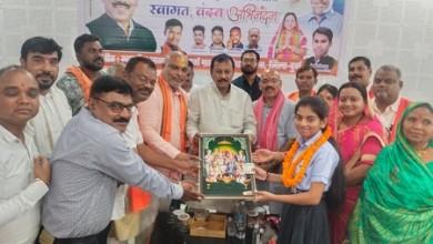 सांसद विजय बघेल व दुर्ग ग्रामीण विधायक ललित चंद्राकर ने दसवी बोर्ड परीक्षा में प्रवीण्य सूची में 06 रैंक हासिल करने वाले कु.वैष्णवी देवांगन का किया सम्मान...