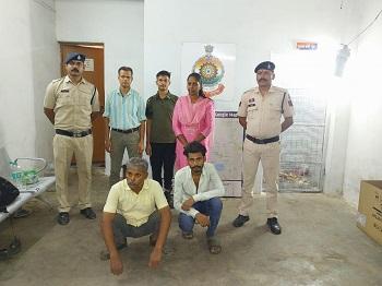 बिहार में 54 लाख की धोखाधड़ी कर छिपे थे आरोपी, दुर्ग पुलिस ने पकड़ा, बिहार पुलिस को सौंपी गई गिरफ्तारी... 1 बिहार में 54 लाख की धोखाधड़ी कर छिपे थे आरोपी, दुर्ग पुलिस ने पकड़ा, बिहार पुलिस को सौंपी गई गिरफ्तारी...