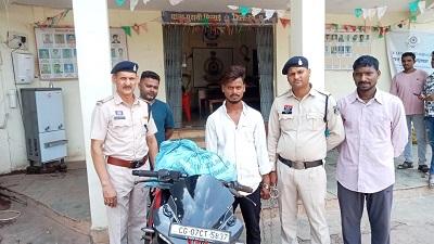 अवैध शराब तस्करी का भंडाफोड़: 82 हजार की जब्ती, आरोपी को गिरफ्तार कर भेजा गया न्यायिक रिमाण्ड पर... 1 अवैध शराब तस्करी का भंडाफोड़: 82 हजार की जब्ती, आरोपी को गिरफ्तार कर भेजा गया न्यायिक रिमाण्ड पर...