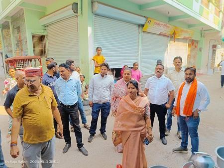 निगम प्रशासन ने इदिरा मार्केट स्थित जर्जर मटन/मछली मार्केट में आम जनता को अपनी जवाबदारीजाने की दी सलाह... 1 निगम प्रशासन ने इदिरा मार्केट स्थित जर्जर मटन/मछली मार्केट में आम जनता को अपनी जवाबदारीजाने की दी सलाह...