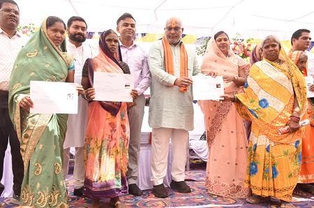 मनरेगा बना सहारा: घुघसीडीह की माधुरी को मिला रोजगार, अब नहीं झेलना पड़ेगा आर्थिक संकट... 1 मनरेगा बना सहारा: घुघसीडीह की माधुरी को मिला रोजगार, अब नहीं झेलना पड़ेगा आर्थिक संकट...