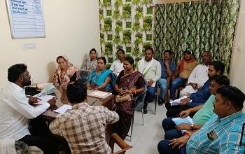 तुलसी पौधा भेंट कर पर्यावरण एवं उद्यानिकी प्रभारी ने समिति की बैठक, एक पेड़ मां के नाम" का दिया संदेश...