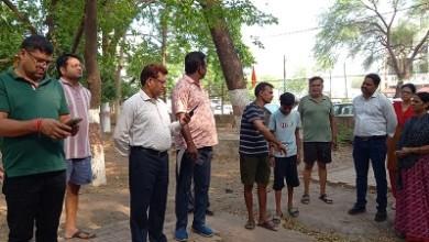 स्थानीय नागरिकों ने कहा हम सब पानी डालेंगे आप लोग बची हुई सड़क पूरा कर दीजिए...