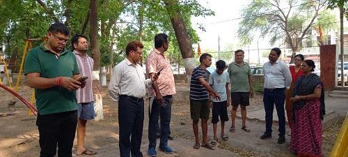 स्थानीय नागरिकों ने कहा हम सब पानी डालेंगे आप लोग बची हुई सड़क पूरा कर दीजिए... 1 स्थानीय नागरिकों ने कहा हम सब पानी डालेंगे आप लोग बची हुई सड़क पूरा कर दीजिए...