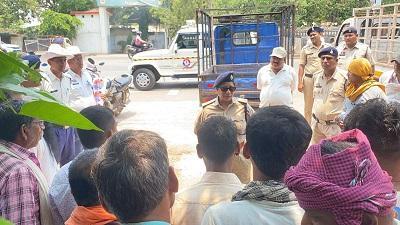 "ऑपरेशन - सुरक्षा" अभियान के तहत यातायात पुलिस दुर्ग द्वारा माल वाहक वाहन चालकों को सवारी ना ले जाने हेतु "शपथ" दिलाया गया... 3 "ऑपरेशन - सुरक्षा" अभियान के तहत यातायात पुलिस दुर्ग द्वारा माल वाहक वाहन चालकों को सवारी ना ले जाने हेतु "शपथ" दिलाया गया...
