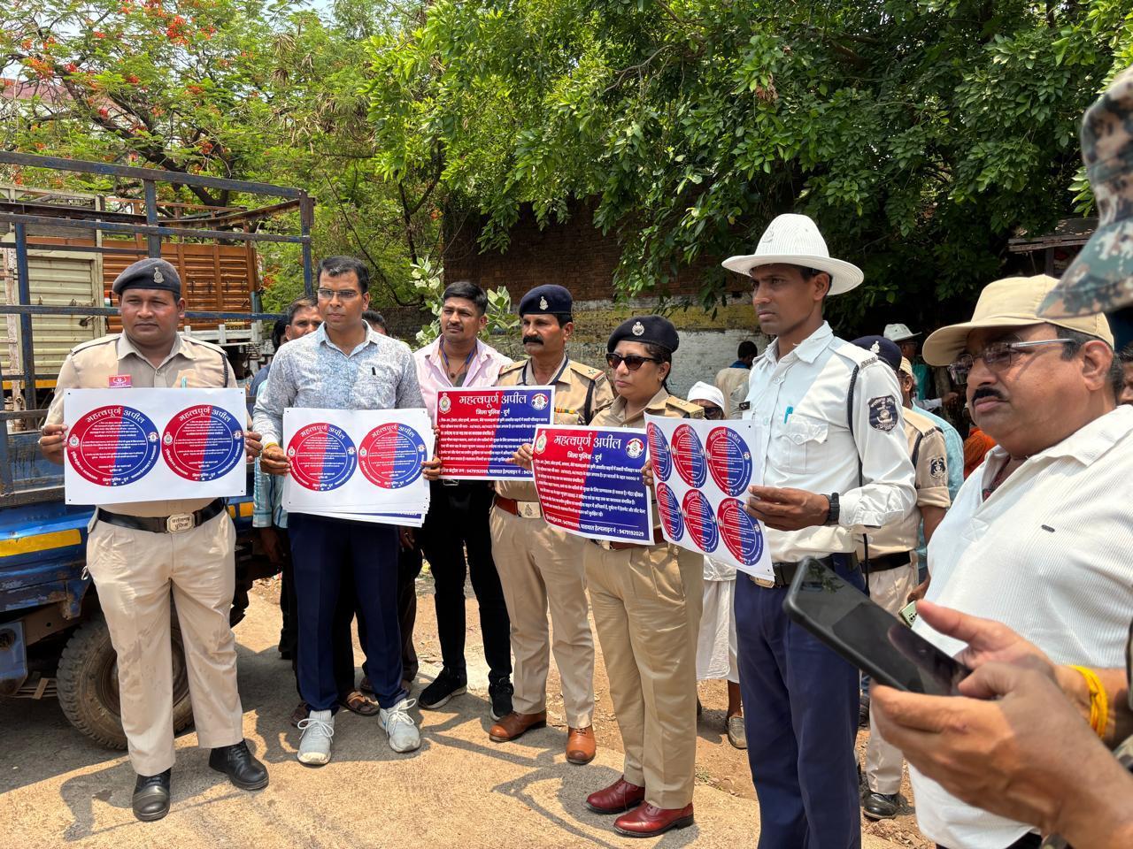 "ऑपरेशन - सुरक्षा" अभियान के तहत यातायात पुलिस दुर्ग द्वारा माल वाहक वाहन चालकों को सवारी ना ले जाने हेतु "शपथ" दिलाया गया...