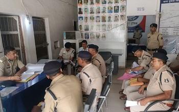वरिष्ठ पुलिस अधीक्षक दुर्ग विजय अग्रवाल व्दारा थाना सुपेला के विवेचकों की ली गई समीक्षा बैठक...