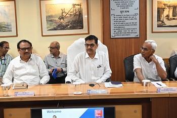 भिलाई इस्पात संयंत्र पहुंचे निदेशक (तकनीकी, परियोजनाएं एवं कच्चा माल) एवं अतिरिक्त प्रभार निदेशक प्रभारी, बीएसपी मनीष राज गुप्ता... 7 भिलाई इस्पात संयंत्र पहुंचे निदेशक (तकनीकी, परियोजनाएं एवं कच्चा माल) एवं अतिरिक्त प्रभार निदेशक प्रभारी, बीएसपी मनीष राज गुप्ता...
