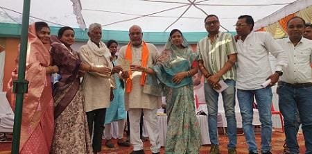 ग्राम अंजोरा में आयोजित सुशासन तिहार समाधान शिविर में शामिल हुए दुर्ग ग्रामीण विधायक ललित चंद्राकर...