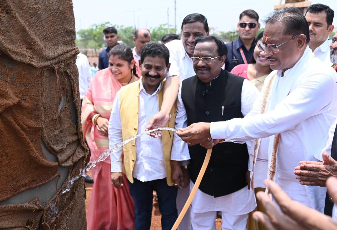 मुख्यमंत्री विष्णु देव साय अचानक पहुंचे अछोटी, अछोटी और मुरमुंदा में योजनाओं का निरीक्षण एवं लोकार्पण...