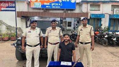 साथियों के साथ मिलकर सिर पर सांघातिक चोट पहुँचकर हत्या का प्रयास करने एवं वाहन में तोड़फोड़ करने वाला आरोपी गिरफ्तार...