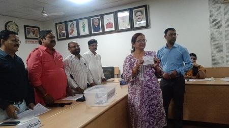 सीवरेज लाईन से प्रभावित हितग्राहियो को लाॅटरी से मिला स्थायी पीएम आवास... 1 सीवरेज लाईन से प्रभावित हितग्राहियो को लाॅटरी से मिला स्थायी पीएम आवास...