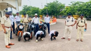 यातायात पुलिस दुर्ग द्वारा 04 स्टंट बाईकर्स को पकडकर अग्रिम कार्यवाही हेतु भेजा गया था न्यायालय...