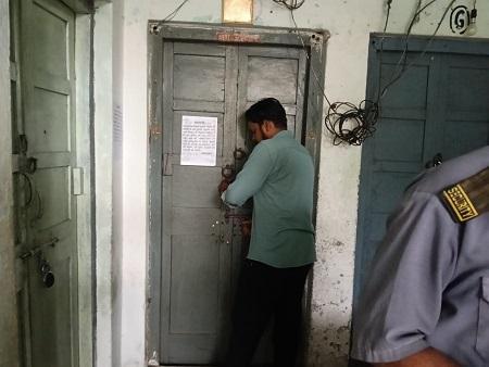 भिलाई इस्पात संयंत्र ने तीन आवासों को अवैध कब्जे से मुक्त कराया, सख्त कार्यवाही जारी... 1 भिलाई इस्पात संयंत्र ने तीन आवासों को अवैध कब्जे से मुक्त कराया, सख्त कार्यवाही जारी...
