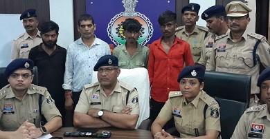 प्रतिबंधित नशीली दवाओ के 04 सौदागर पुलिस गिरफ्त मे...