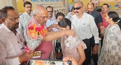 दुर्ग ग्रामीण विधायक ललित चंद्राकर ने राष्ट्रीय साधन सह प्रावीण्य छात्रवृत्ति परीक्षा में दुर्ग जिले में प्रथम स्थान प्राप्त करने वाली कु.तुणीर साहू का किया सम्मान...