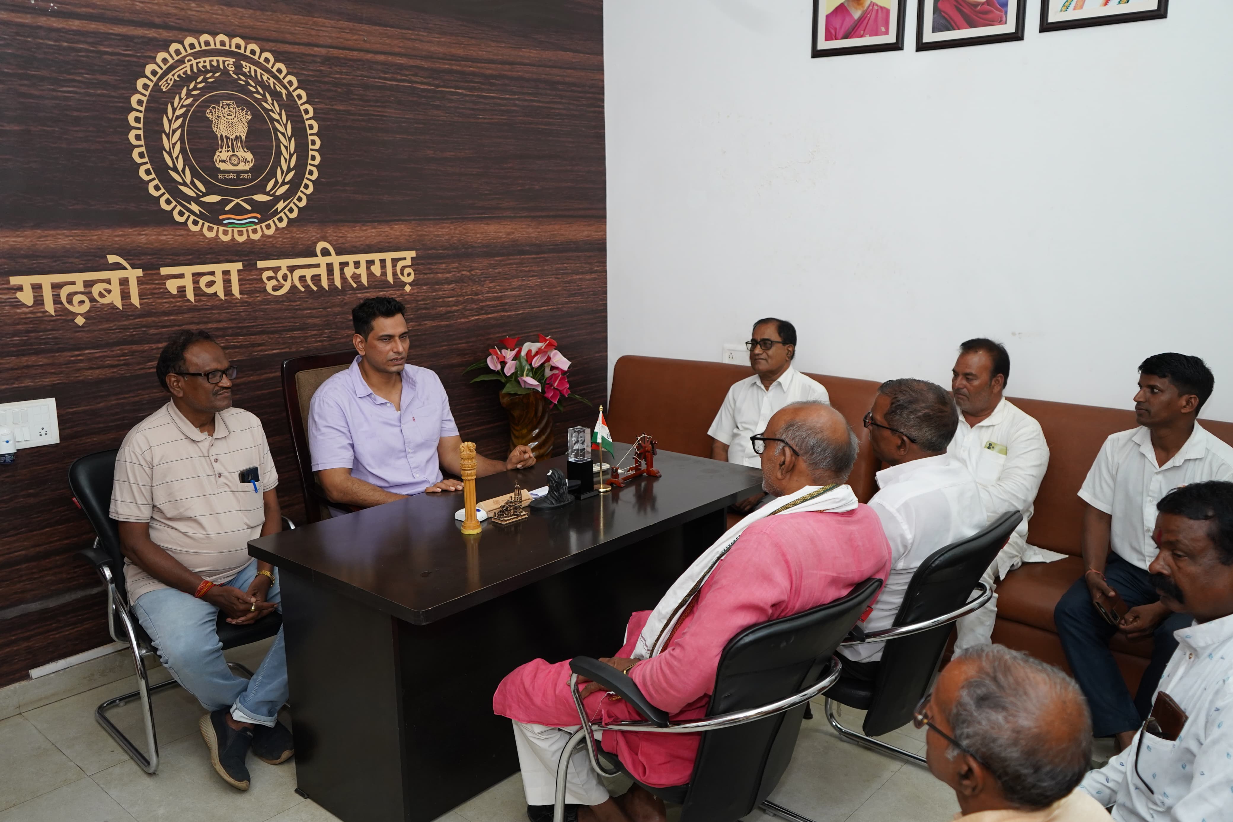 भिलाई नगर विधायक देवेंद्र यादव ने जनता से की भेंट मुलाक़ात, समस्याएं सुनकर किया त्वरित समाधान...