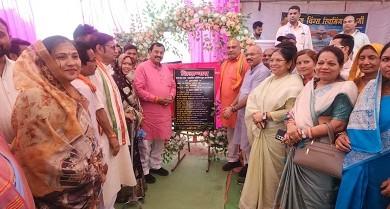 स्विमिंग पूल के शिलान्यास कार्यक्रम में सम्मिलित हुए दुर्ग सांसद विजय बघेल व दुर्ग ग्रामीण विधायक ललित चंद्राकर