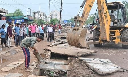 नालियों के ऊपर से अवैध कब्जा हटाए हटाने की कार्रवाई जारी...