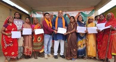 दुर्ग ग्रामीण विधायक ललित चंद्राकर ने स्वामित्व अधिकार अभिलेख योजना अन्तर्गत 244 लोगो को आबादी पट्टा वितरण किया...