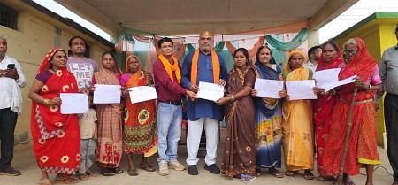 दुर्ग ग्रामीण विधायक ललित चंद्राकर ने स्वामित्व अधिकार अभिलेख योजना अन्तर्गत 244 लोगो को आबादी पट्टा वितरण किया... 1 दुर्ग ग्रामीण विधायक ललित चंद्राकर ने स्वामित्व अधिकार अभिलेख योजना अन्तर्गत 244 लोगो को आबादी पट्टा वितरण किया...