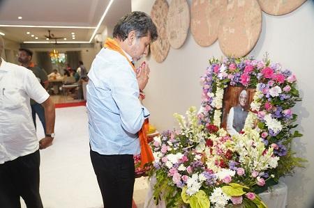 सांसद बृजमोहन अग्रवाल के पिताश्री के तैलचित्र पर पुष्पांजलि अर्पित कर किया नमन... 3 सांसद बृजमोहन अग्रवाल के पिताश्री के तैलचित्र पर पुष्पांजलि अर्पित कर किया नमन...