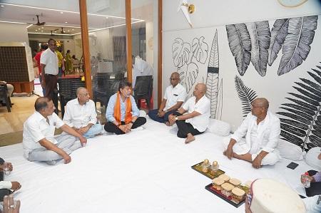 सांसद बृजमोहन अग्रवाल के पिताश्री के तैलचित्र पर पुष्पांजलि अर्पित कर किया नमन...