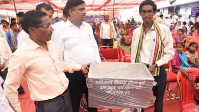 मनोज को मोची पेटी और औजार मिलने से काम करने में होगी आसानी...