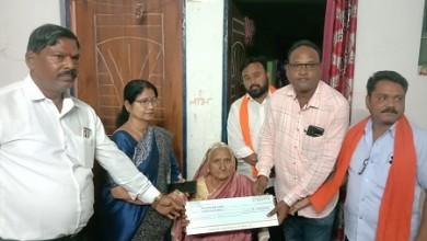 महापौर ने एमआईसी सदस्यों के साथ पहुँची कर्मचारी के घर,उपादान की राशि का चेक प्रदान किया,महापौर व टीम के प्रति जताया आभार...